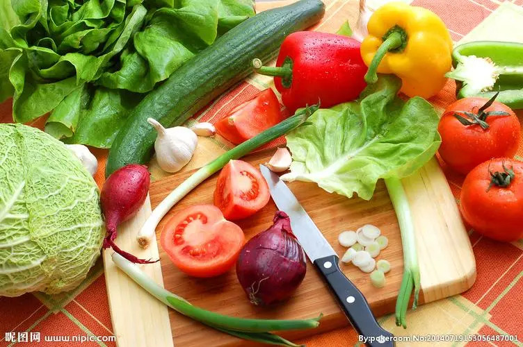 白肉血肠炖酸菜怎么做？